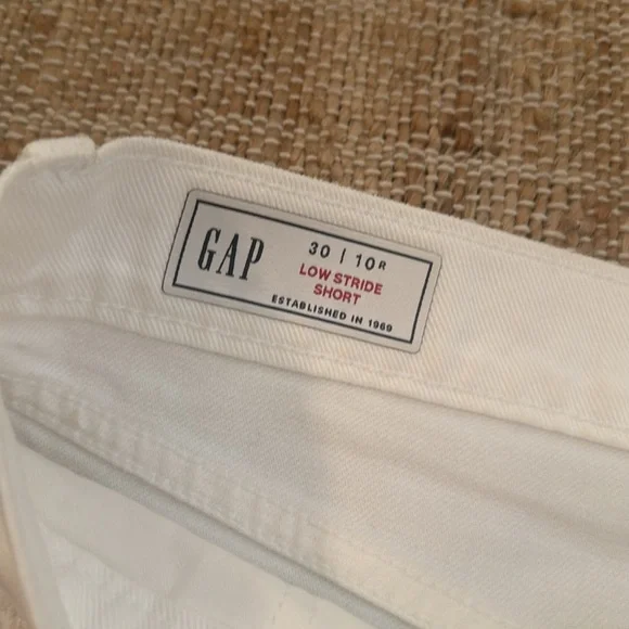 Gap White Low Rise Stride Denim Jean Shorts Cutoff Distressing size 10 / 30 - Picture 5 of 6